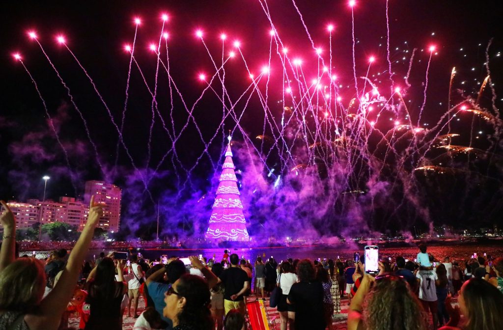 Duas árvores de Natal, um só espírito (competitivo, vá lá): qual delas brilha mais no Rio? 65 Árvore "estreante" em Botafogo tem 80 metros de altura