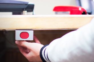 Dispositivo instalado em unidades de saúde vai acionar polícia e circuito interno de segurança