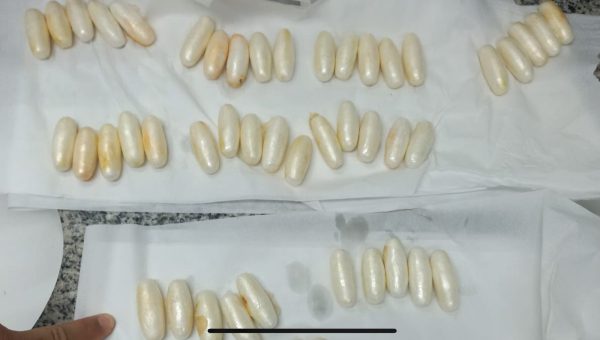 PF prende homem com cerca de 80 cápsulas de cocaína engolidas no Aeroporto do Galeão