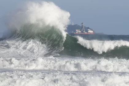 Marinha emitiu um alerta de ressaca para ondas que começa às 12h