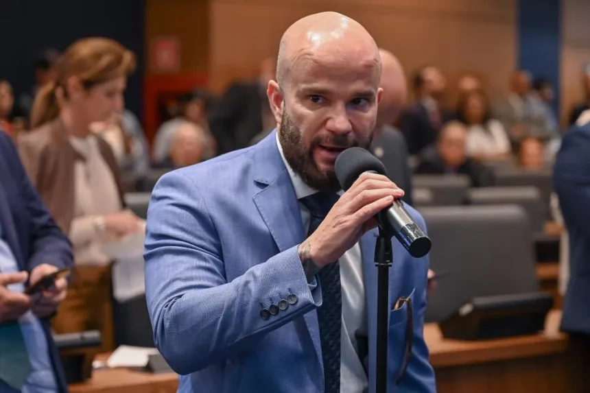 Segundo relatos, Renan Jordy (PL) teria desferido um soco no bombeiro que abriu o elevador enguiçado na Alerj.