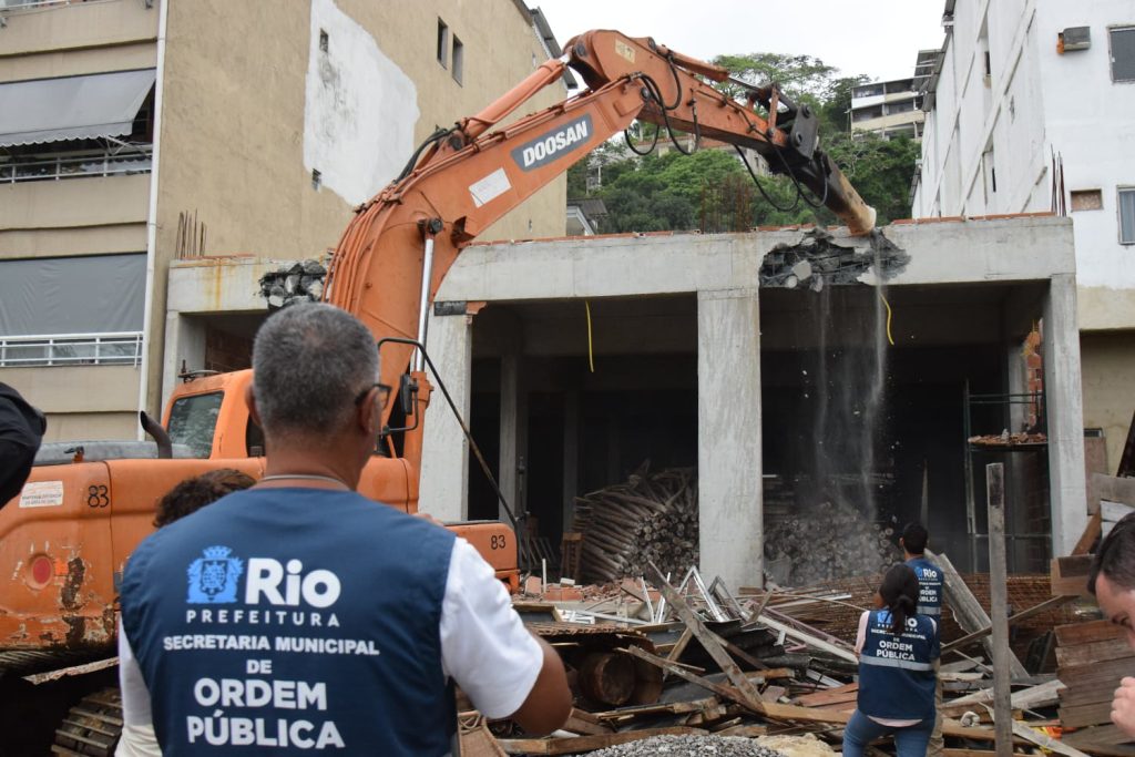 Prefeitura sanciona lei que permite intervenção imediata em imóveis com risco de desabamento no Rio