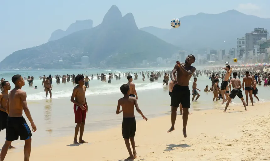 Noel derrete, carioca ferve: Natal pode chegar a 40°C no Rio