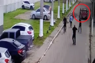 O policial penal Marcos José deixou a unidade em seu veículo após tomar conhecimento de que seria submetido a uma revista com scanner corporal. Na saída, ele acabou atingindo um superior que tentava impedir sua fuga.