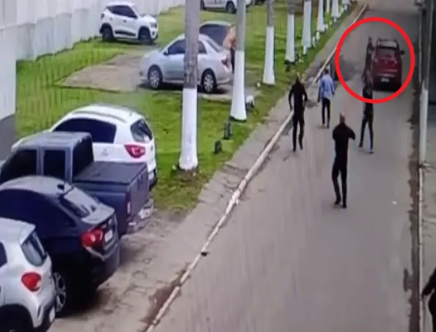 O policial penal Marcos José deixou a unidade em seu veículo após tomar conhecimento de que seria submetido a uma revista com scanner corporal. Na saída, ele acabou atingindo um superior que tentava impedir sua fuga.