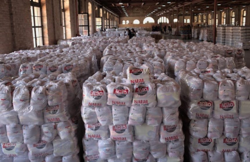 Cestas básicas na sede da Ação da Cidadania: Natal sem Fome, 32 anos de uma fundamental tradição natalina num país ainda com milhões em insegurança alimentar