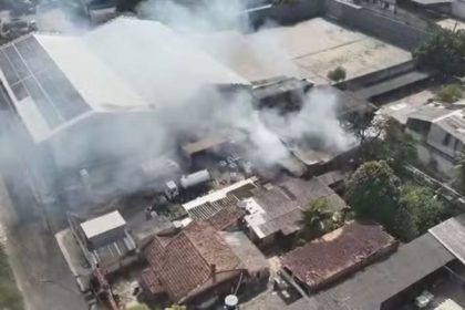 Incêndio assustou moradores neste domingo (21)
