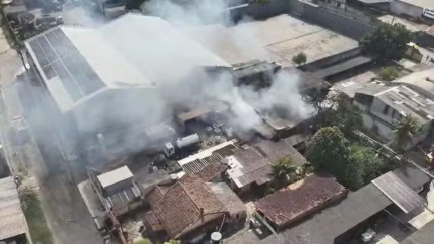 Incêndio assustou moradores neste domingo (21)