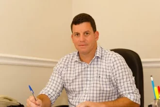 Prefeitura e Câmara de Petrópolis recorrem para liberar aumento de 70% nos salários do prefeito, vice e secretários