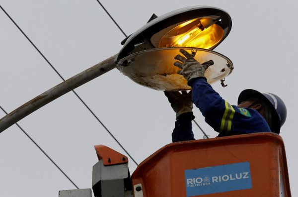 Texto prevê teto de R$ 5 mil para cobrança da taxa de custeio da iluminação pública