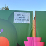 'Esstamos em obras', diz o tapume instalado no Jardim de Alah: intervenções na área, no entanto, só vão começar em janeiro; moradores já convivem com as interdições que provocam insegurança desde outubro