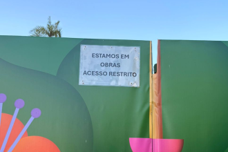 'Esstamos em obras', diz o tapume instalado no Jardim de Alah: intervenções na área, no entanto, só vão começar em janeiro; moradores já convivem com as interdições que provocam insegurança desde outubro