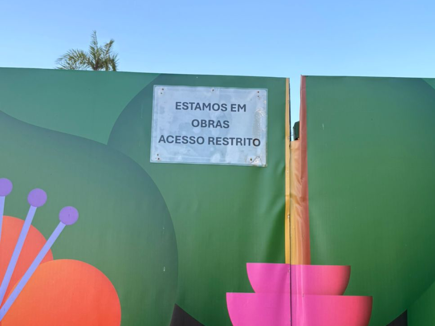 'Esstamos em obras', diz o tapume instalado no Jardim de Alah: intervenções na área, no entanto, só vão começar em janeiro; moradores já convivem com as interdições que provocam insegurança desde outubro