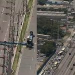 Acidente fechou três faixas da Dutra e deixou uma pessoa ferida