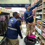 Agentes da vigilância sanitária fecharam distribuidora após alta no número de casos de saúde ligados a uso de pomadas