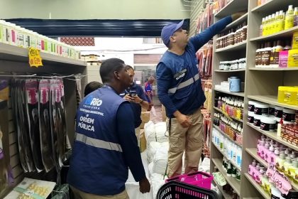 Agentes da vigilância sanitária fecharam distribuidora após alta no número de casos de saúde ligados a uso de pomadas