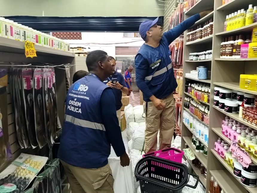 Agentes da vigilância sanitária fecharam distribuidora após alta no número de casos de saúde ligados a uso de pomadas