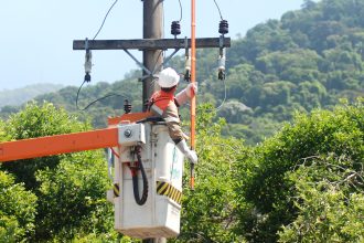 Equipes da concessionária de energia atuam no reparo do problema