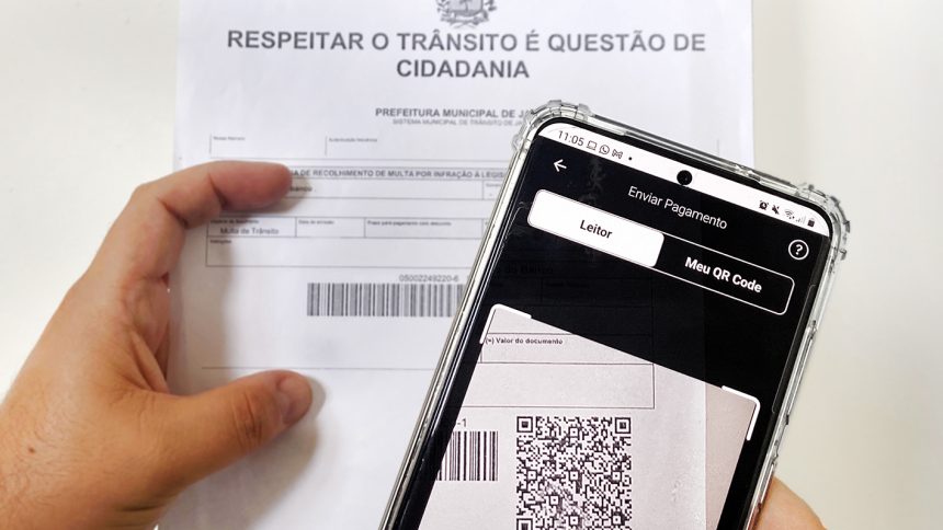 Pessoa efetuando pagamento de multa por PIX. Detran.