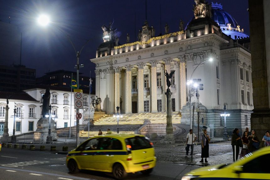 Deputados gastaram, em nove meses, combustivel suficiente para dar quase 80 voltas na terra.