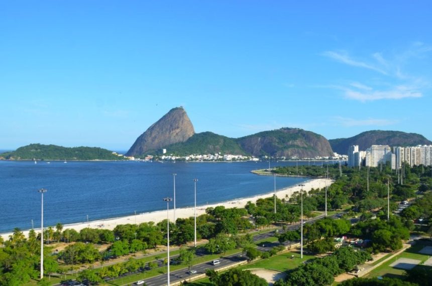 Calorão de Natal: veja as 20 praias do Rio impróprias para banho nesta semana