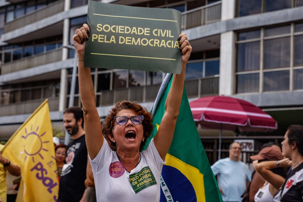 Deputados da esquerda se unem a manifestantes em Copacabana contra o PL da Dosimetria 63 rbr2438