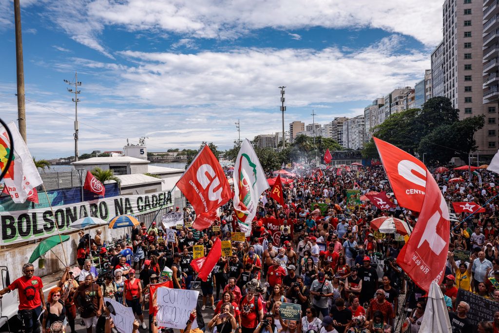 Deputados da esquerda se unem a manifestantes em Copacabana contra o PL da Dosimetria 62 rbr2465