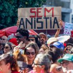 Deputados da esquerda se unem a manifestantes em Copacabana contra o PL da Dosimetria