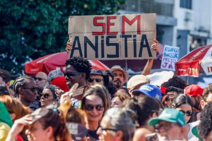 Deputados da esquerda se unem a manifestantes em Copacabana contra o PL da Dosimetria