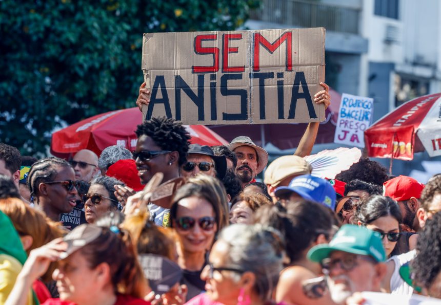 Deputados da esquerda se unem a manifestantes em Copacabana contra o PL da Dosimetria