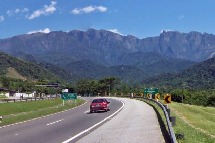 Interdições acontecem ao longo da manhã na BR-116, segundo concessionária