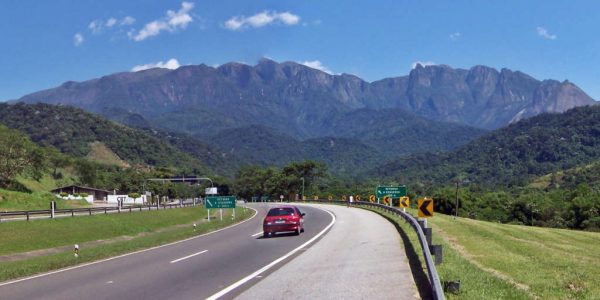 Interdições acontecem ao longo da manhã na BR-116, segundo concessionária