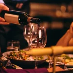 Vereadores aprovam regulamentação da taxa de rolha em bares e restaurantes do Rio