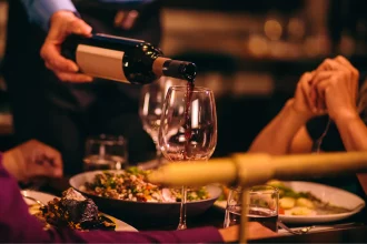 Vereadores aprovam regulamentação da taxa de rolha em bares e restaurantes do Rio