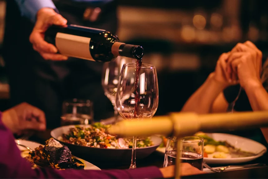 Vereadores aprovam regulamentação da taxa de rolha em bares e restaurantes do Rio