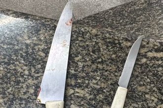 Policiais apreenderam facas utilizadas para esfaquear motorista de aplicativo