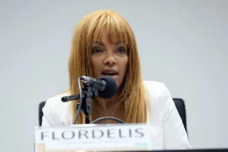 Flordelis, condenada pelo assassinato do marido: ex-parlamentar é cobrada por imposto não pago de imóvel usado por sua igreja.