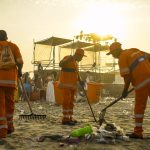 Garis da Comlurb atuaram na limpeza da Praia de Copacabana durante o réveillon