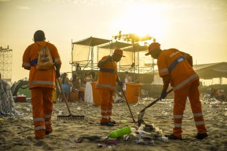Garis da Comlurb atuaram na limpeza da Praia de Copacabana durante o réveillon
