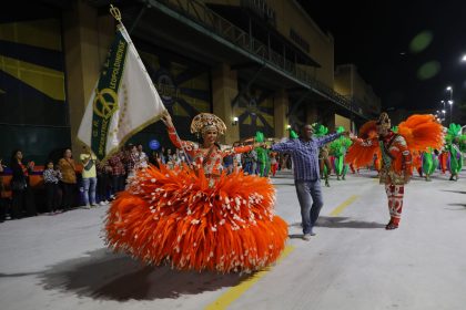 Exibição de escolas na Cidade do Samba: Carnaval imune às chuvas de verão