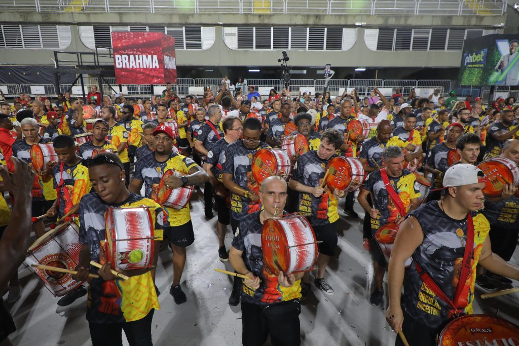 Bora lá: fim de semana tem ensaios técnicos gratuitos na Sapucaí, Carnaval Fan Fest em Copacabana e Dia da Bossa Nova!