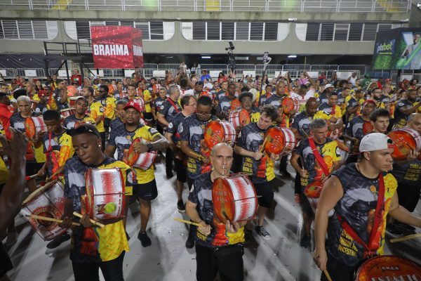 Bora lá: fim de semana tem ensaios técnicos gratuitos na Sapucaí, Carnaval Fan Fest em Copacabana e Dia da Bossa Nova!