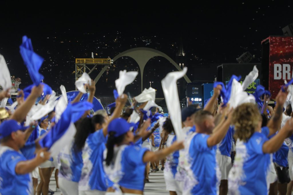 Bora lá: carnaval toma conta do fim de semana com ensaios na Sapucaí, Fan Fest em Copacabana e blocos pelo Rio