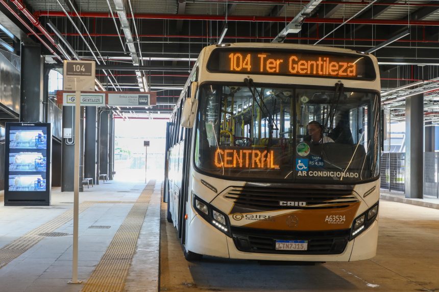 Ônibus em circulação na cidade do Rio