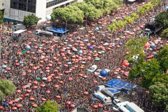 Vista aérea do bloco Fervo da Lud no carnaval de 2025