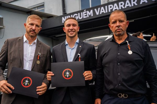 Presidente em exercício da Alerj, Guilherme Delaroli recebe medalha de mérito do Bope 57 Família Delaroli reunida durante solenidade do Bope que concedeu ao presidente em exercício da Alerj a Medalha Mérito Operações Especiais. — Foto: Divulgação/Cristiano Masruha