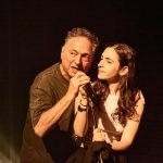 Pai e filha na vida real interpretam atores no espetáculo, que reimagina clássico de Shakespeare