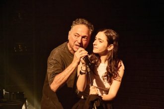 Pai e filha na vida real interpretam atores no espetáculo, que reimagina clássico de Shakespeare