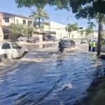 Equipes da Rio+Saneamento e da CET-Rio atuam para conter o vazamento e normalizar o trânsito em Guaratiba. – Foto: Reprodução/Redes sociais