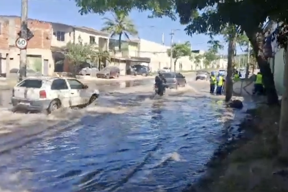 Equipes da Rio+Saneamento e da CET-Rio atuam para conter o vazamento e normalizar o trânsito em Guaratiba. – Foto: Reprodução/Redes sociais